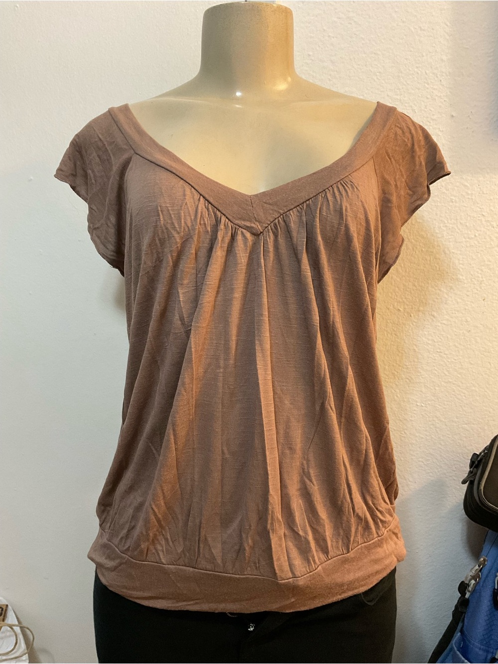 Julie’s closet Maternity women’s v-neck light brown Y2K top size S